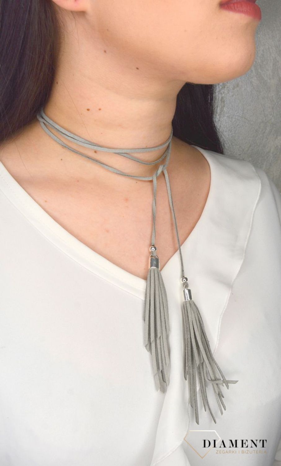 Naszyjnik choker szary rzemyk z chwostami i srebrnymi dodatkami DIA-NSZ-0078-SZARY S. Ciekawy, oryginalny naszyjnik choker to dodatek idealny na lato.jpg